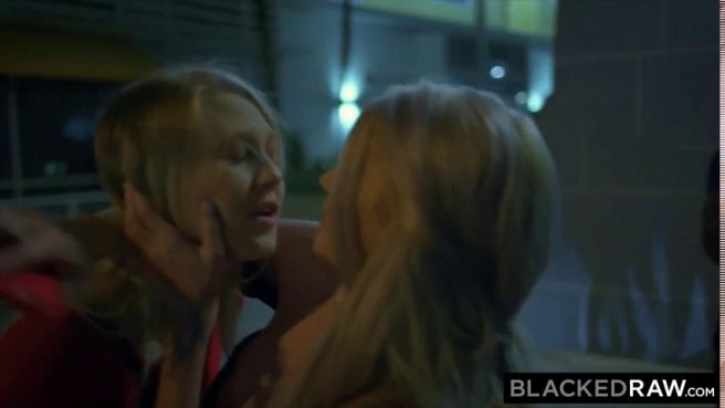 Две блондинки трахаются с неграми после вечеринки в групповом порно prew 2