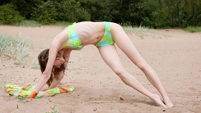 Девушка в купальнике на пляже устроила в шпагате зарядку и получила удовольствие prew 2