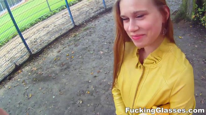 Девка в желтом пиджаке на улице сидит на корточках и отсасывает сочный пенис prew 1