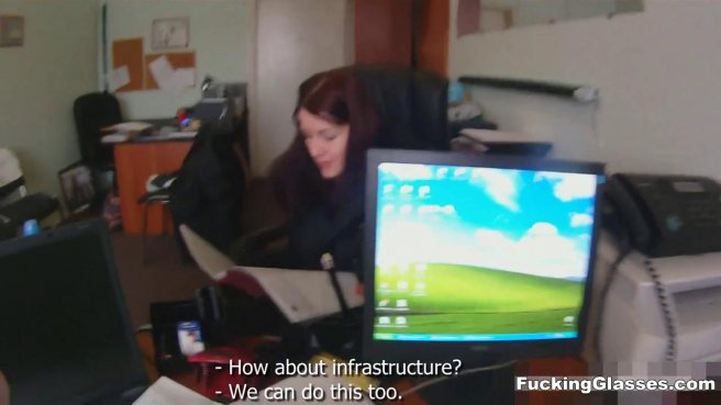 Девка ебется с программистом перед вебкамерой и кончает на бритой елде prew 1