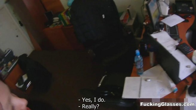 Девка ебется с программистом перед вебкамерой и кончает на бритой елде prew 3