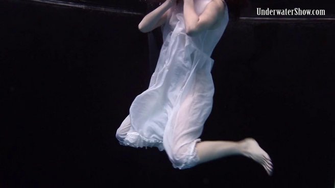 Модель в белом платье под водой позирует и светит писюлей и упругими сисями prew 1