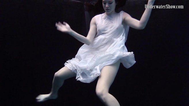 Модель в белом платье под водой позирует и светит писюлей и упругими сисями prew 2