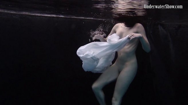 Модель в белом платье под водой позирует и светит писюлей и упругими сисями prew 5