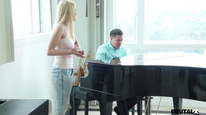 Пианист чпокает свою знакомую девушку в киску после очередного занятия prew 1