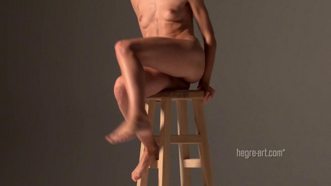 Худенькая модель позирует для фотографа полностью голой показывая все свои прелести prew 10